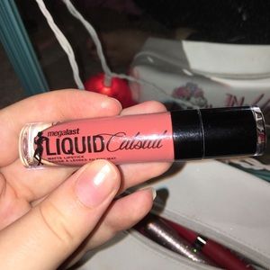 Non-bleeding liquid lipstick